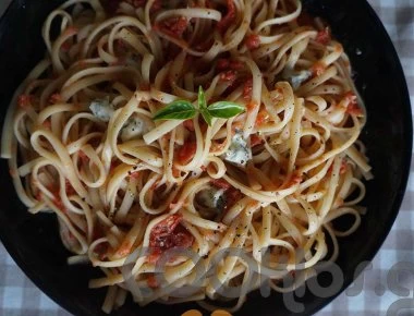 Η συνταγή της ημέρας: Λιγκουίνι με γκοργκοντζόλα και σάλτσα ντομάτας